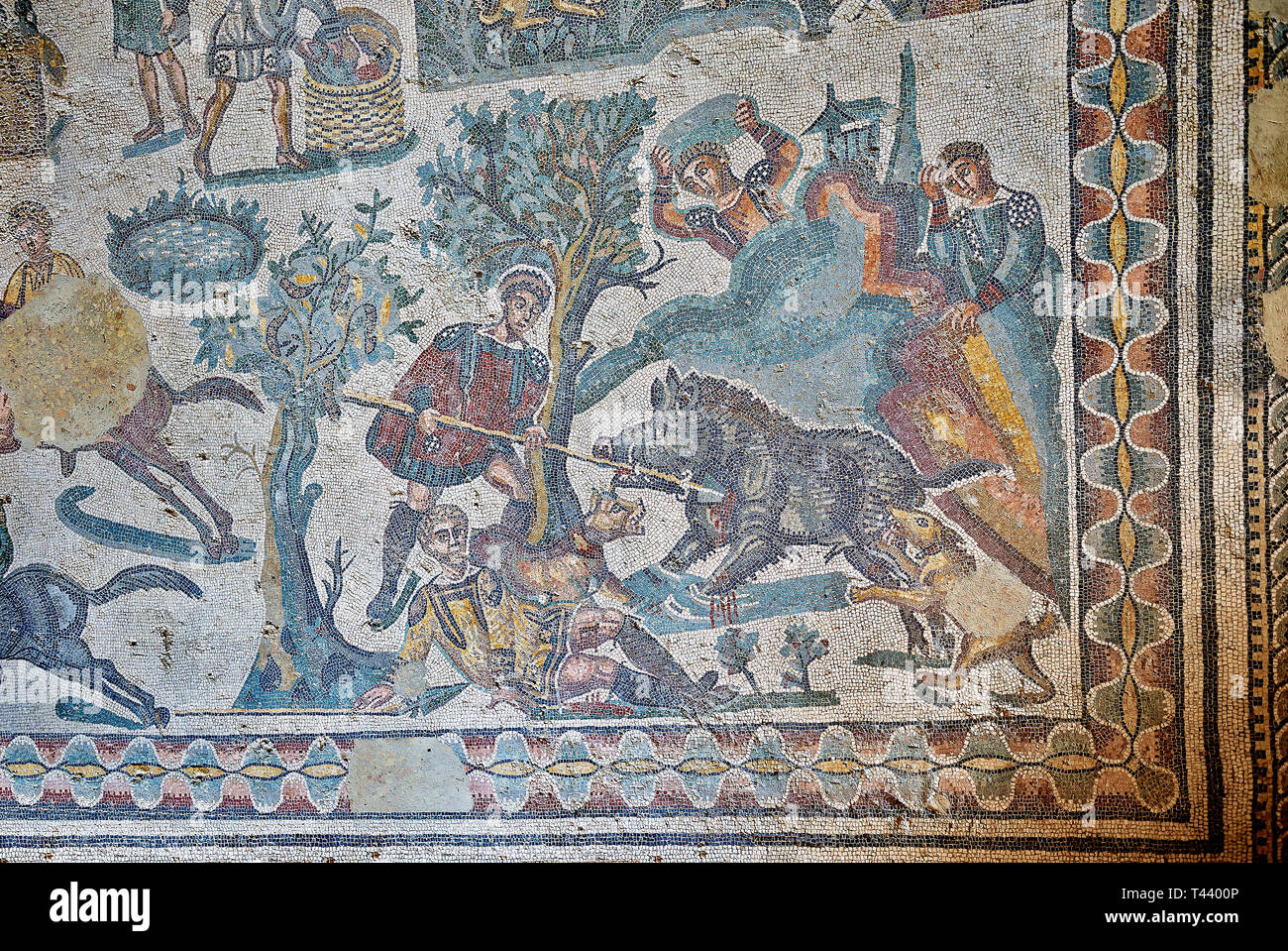 Cacciatori di caccia un cinghiale. Mosaico romano pavimento della sala del Piccolo Hunt, n. 25 - mosaici romani presso la Villa Romana del Casale , circa il primo quar Foto Stock