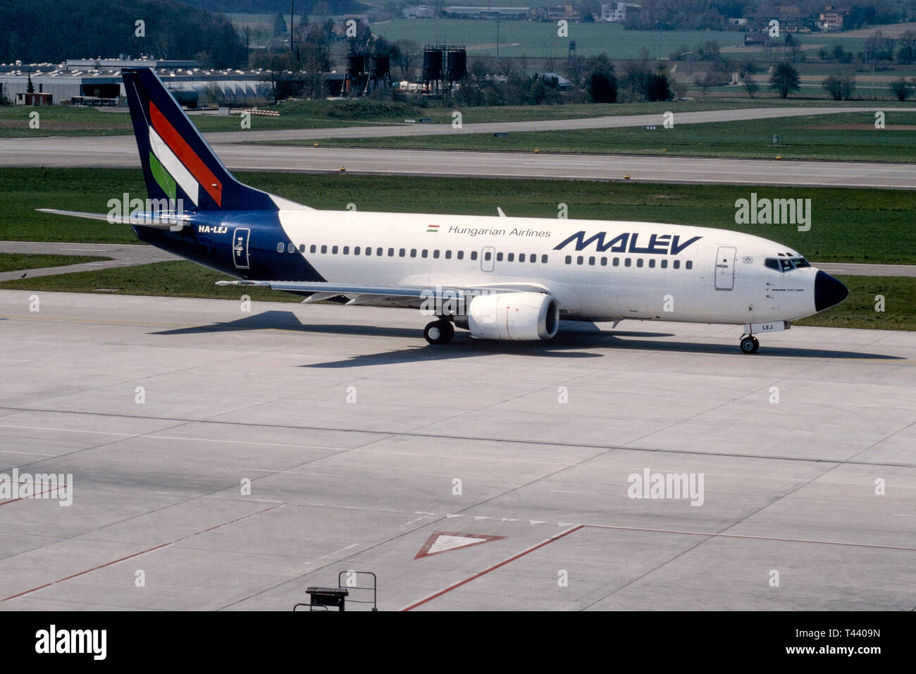 Defunta compagnia aerea ungherese Malev Boeing 737-300 ha-lej aereo di linea sulla pista Foto Stock