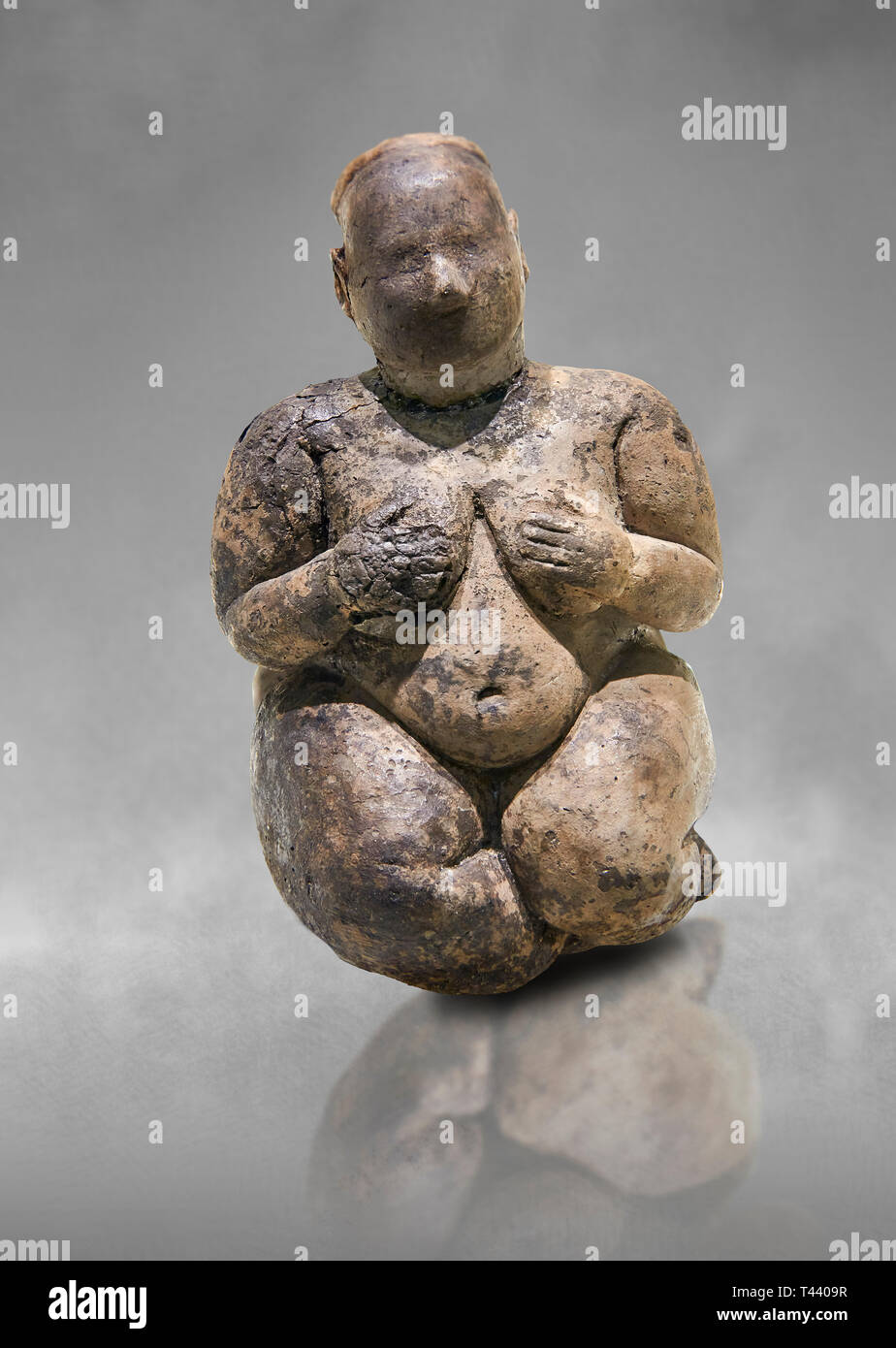 Seduto dea di terracotta, probabilmente un segno di fertilità. Collezioni Catalhoyuk. Museo della Civiltà anatolica, Ankara. Contro un Grigio screziato bac Foto Stock