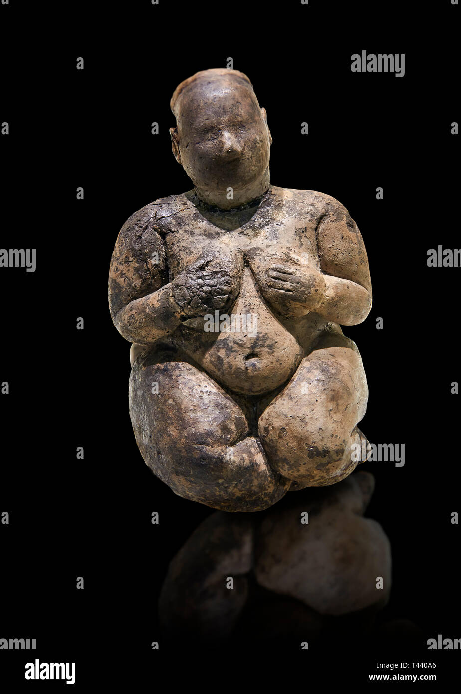 Seduto dea di terracotta, probabilmente un segno di fertilità. Collezioni Catalhoyuk. Museo della Civiltà anatolica, Ankara. Contro uno sfondo nero Foto Stock