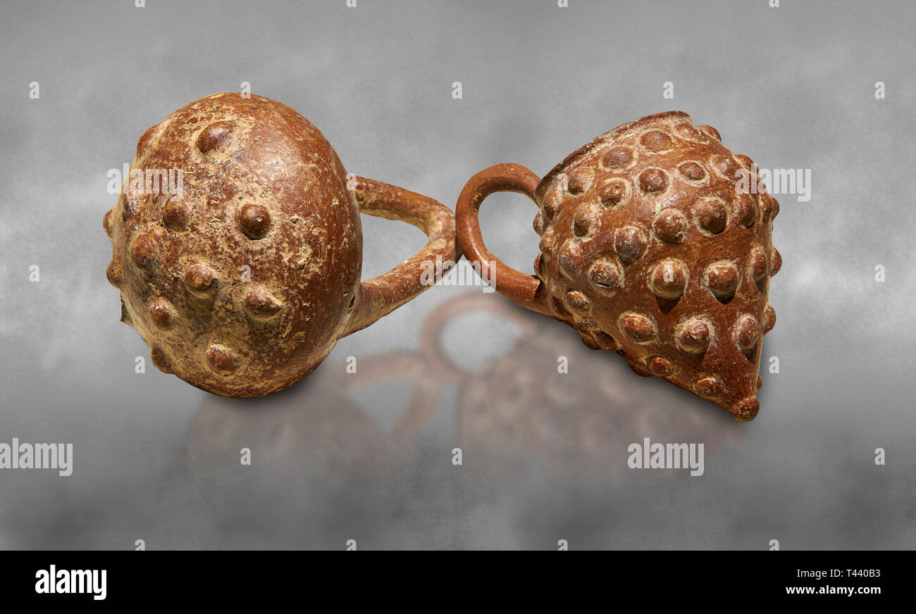 Età del Bronzo anatolica terra cotta cesto con manico e un bicchiere a forma di un grappolo di uva - XIX al XVII secolo a.c. - Kültepe Kanesh - Museo di Anat Foto Stock