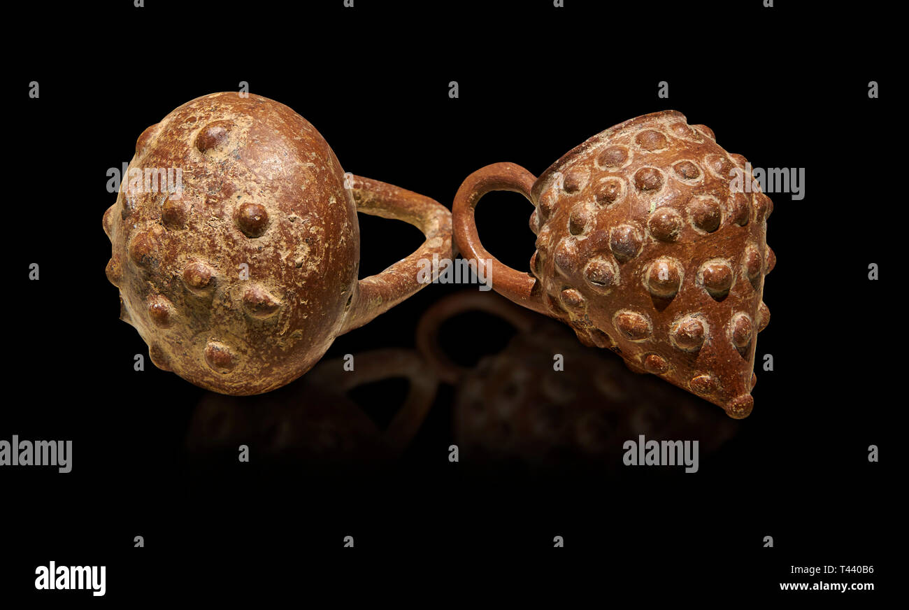 Età del Bronzo anatolica terra cotta cesto con manico e un bicchiere a forma di un grappolo di uva - XIX al XVII secolo a.c. - Kültepe Kanesh - Museo di Anat Foto Stock