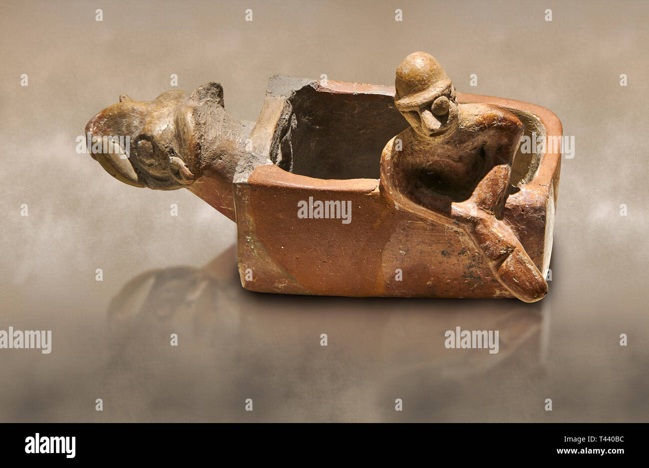Commerciante assiro Colony Età del Bronzo sandalo in cotto sagomato vessed rituale. Questo culto pot barca è conformato con una testa di animale nella parte anteriore. All'interno del ve Foto Stock