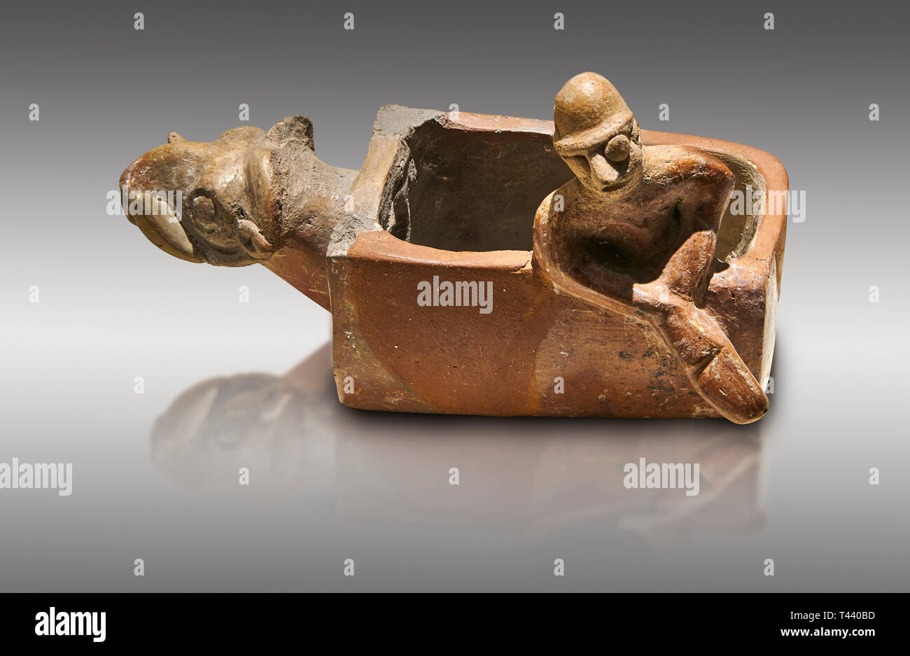 Commerciante assiro Colony Età del Bronzo sandalo in cotto sagomato vessed rituale. Questo culto pot barca è conformato con una testa di animale nella parte anteriore. All'interno del ve Foto Stock
