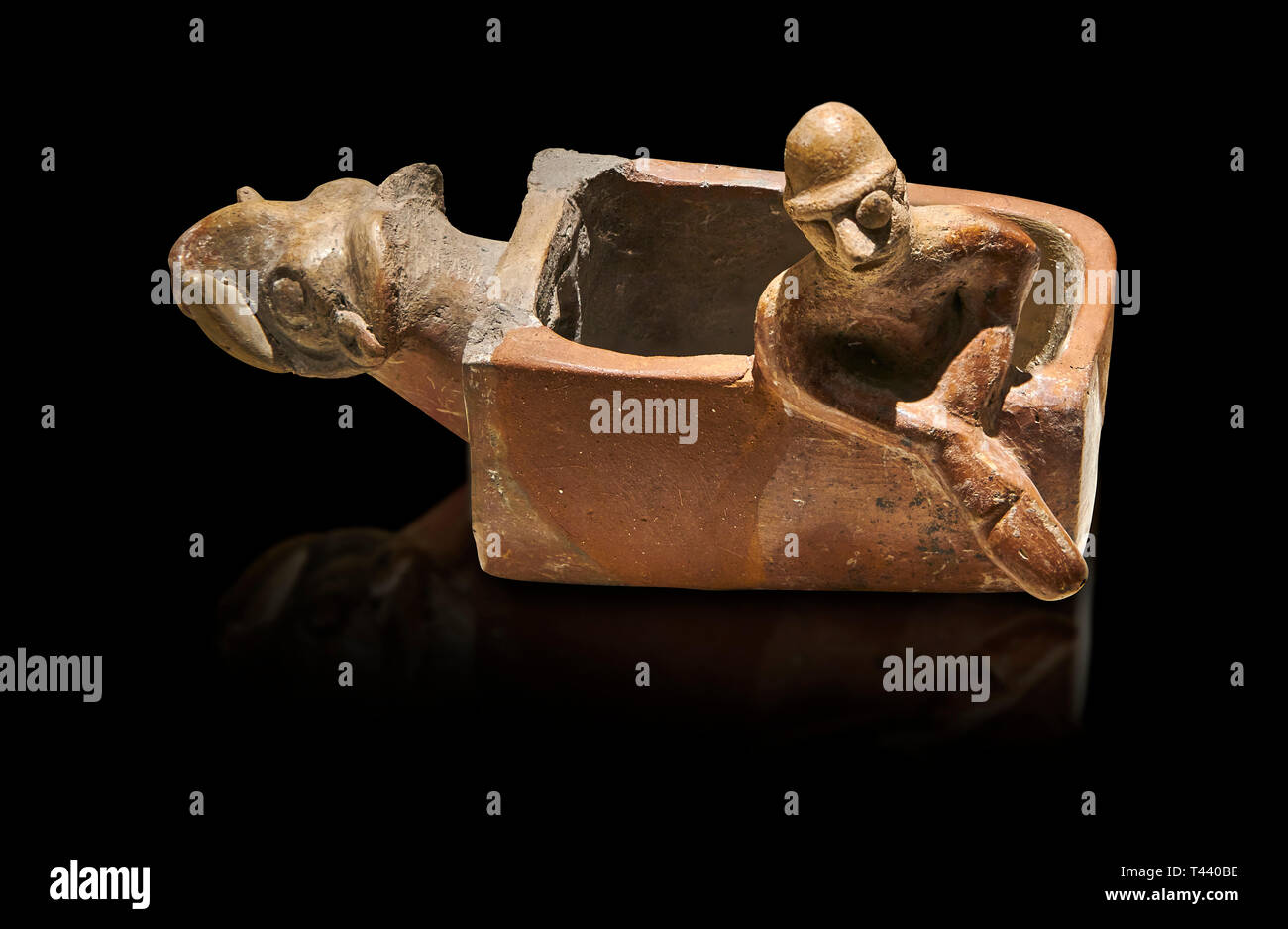 Commerciante assiro Colony Età del Bronzo sandalo in cotto sagomato vessed rituale. Questo culto pot barca è conformato con una testa di animale nella parte anteriore. All'interno del ve Foto Stock