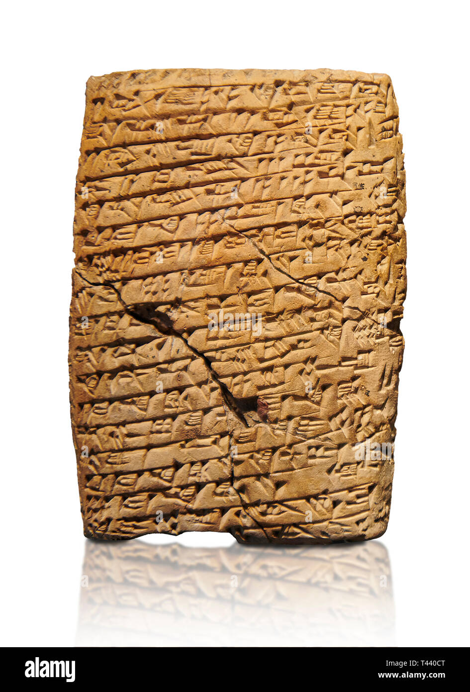 Hittita tavoletta cuneiforme. Adana il Museo di Archeologia, Turchia. Contro uno sfondo bianco Foto Stock