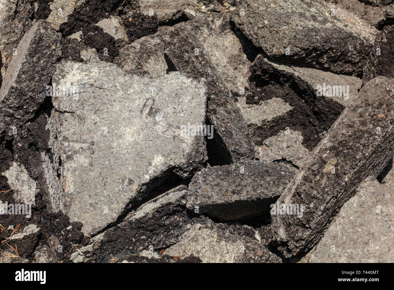 Scartato asfalto / cemento. Pezzi rotti la posa su sun. Foto Stock