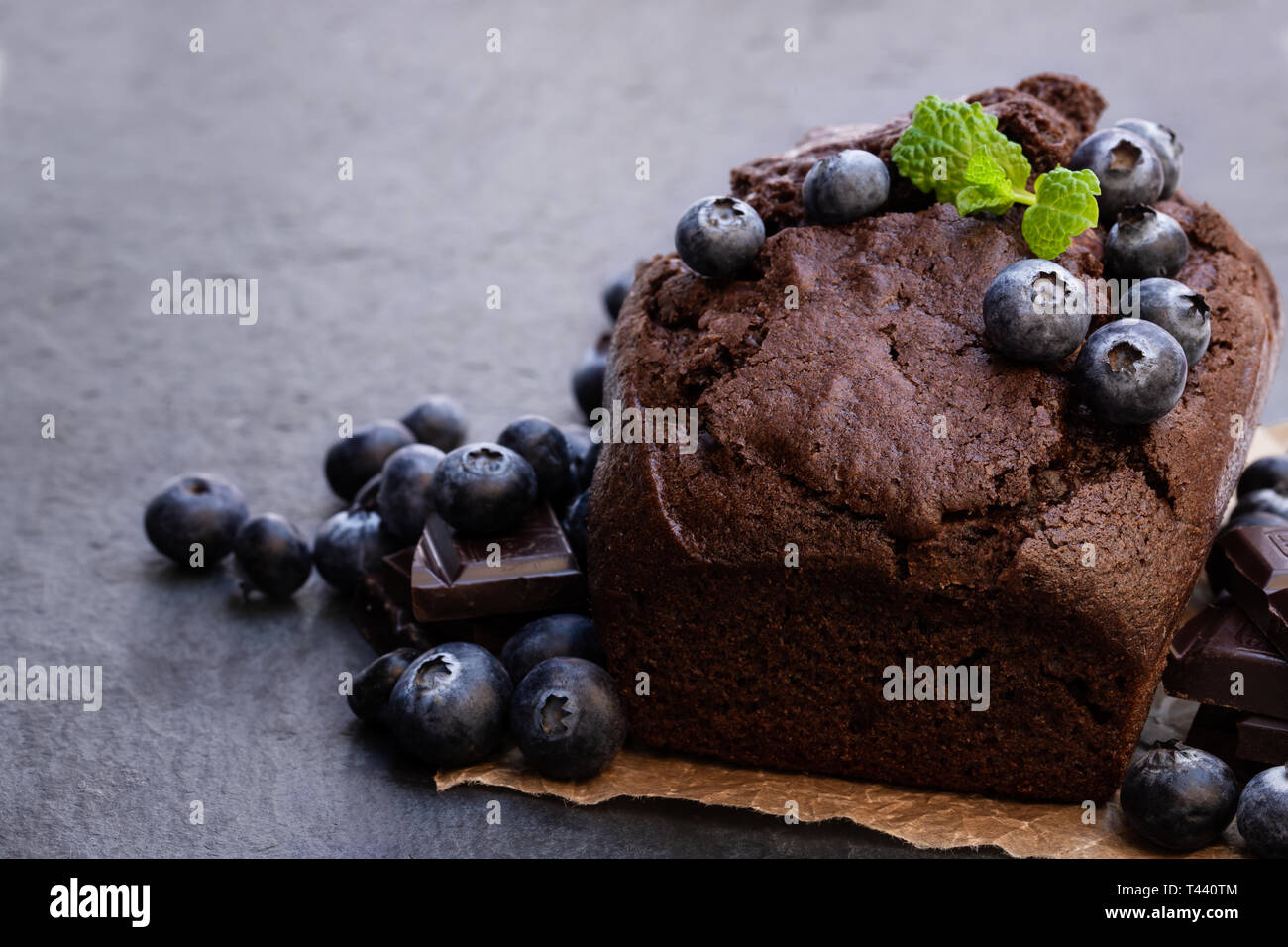 Cioccolato artigianale focaccia torta con mirtillo nero su sfondo di pietra Foto Stock