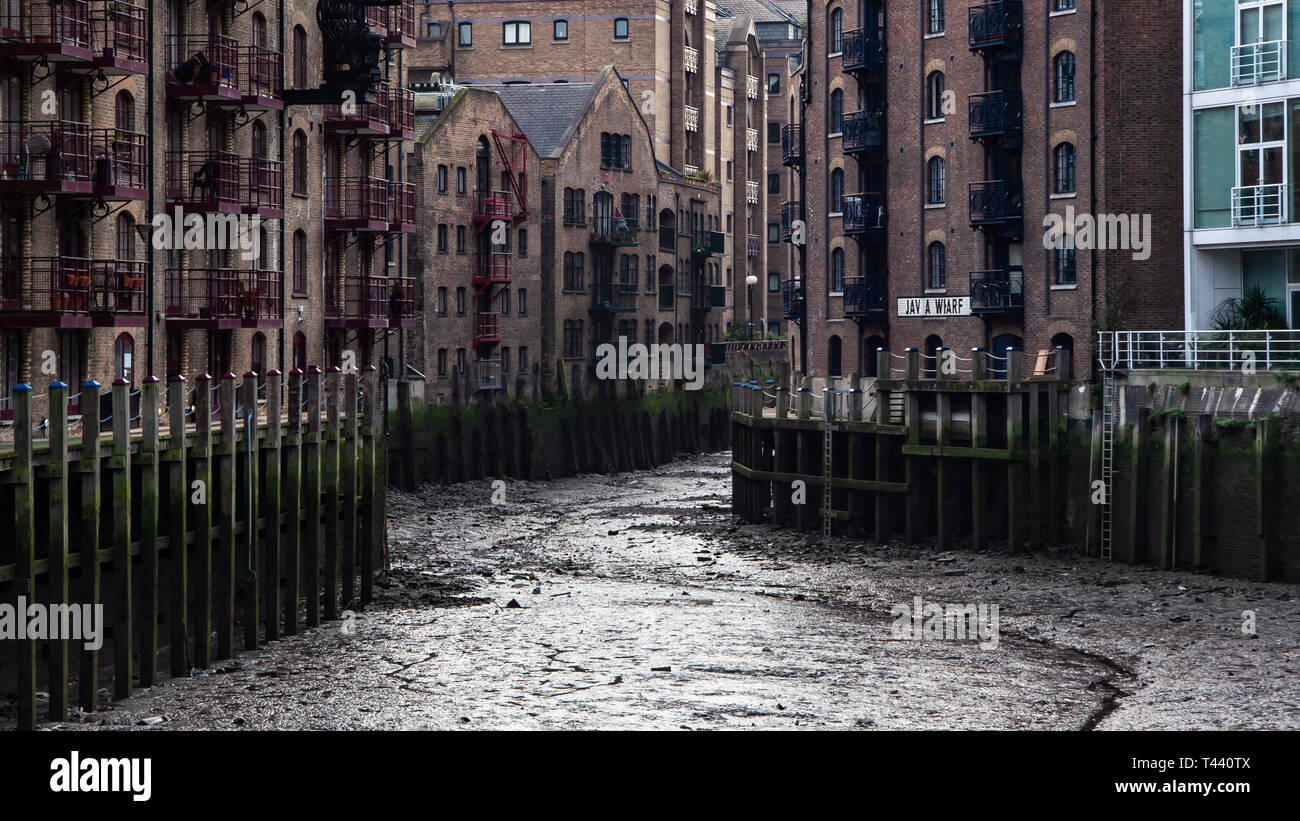 London, Regno Unito - 27 Gennaio 2007: Java wharf seccato quando il fiume Tamigi è bassa. Questo solitamente piacevole posizione sul fiume sembra cupo senza acqua. Foto Stock