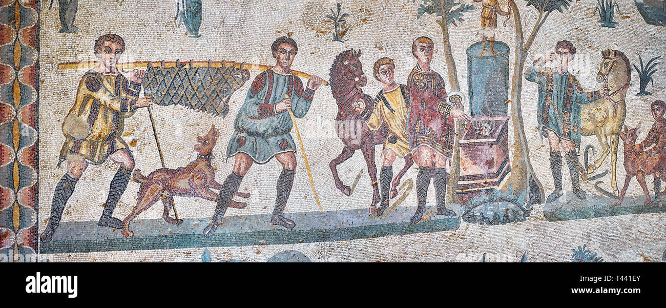 Close up dettaglio foto di mosaici romani della piccola caccia raffiguranti cacciatori con un cinghiale morto e cacciatori che offre a un altare, sala n. Foto Stock