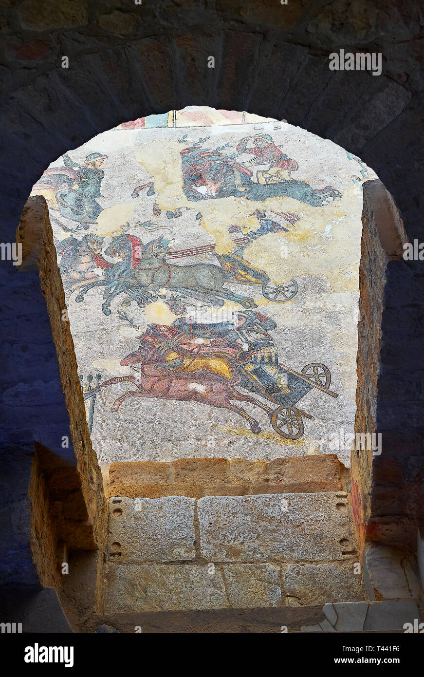 L'immagine allargata di mosaici Romani del Circo Massimo dal Palaestra raffigurante un carro gara al Circo Massimo, camera n. 15 presso la Villa Romana Foto Stock