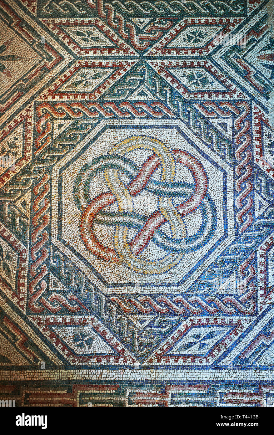 Close up foto di mosaici romani della camera con a forma di stella decorazioni raffiguranti una treccia mosaico geometrico patterns, camera n. 18 presso la Villa Ro Foto Stock