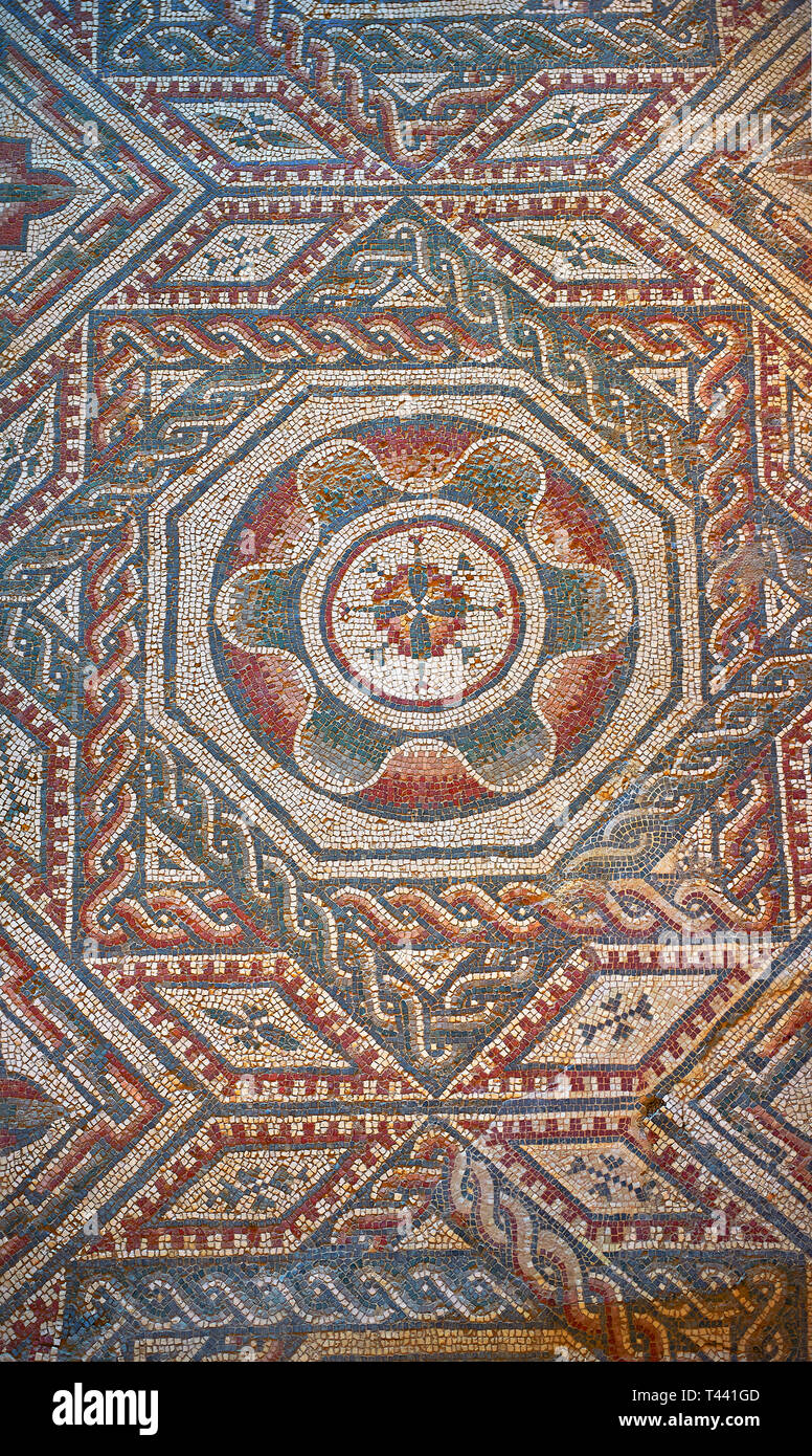 Close up foto di mosaici romani della camera con a forma di stella decorazioni raffiguranti un rosone ottagonale mosaico geometrico patterns, camera n. 22 A Foto Stock