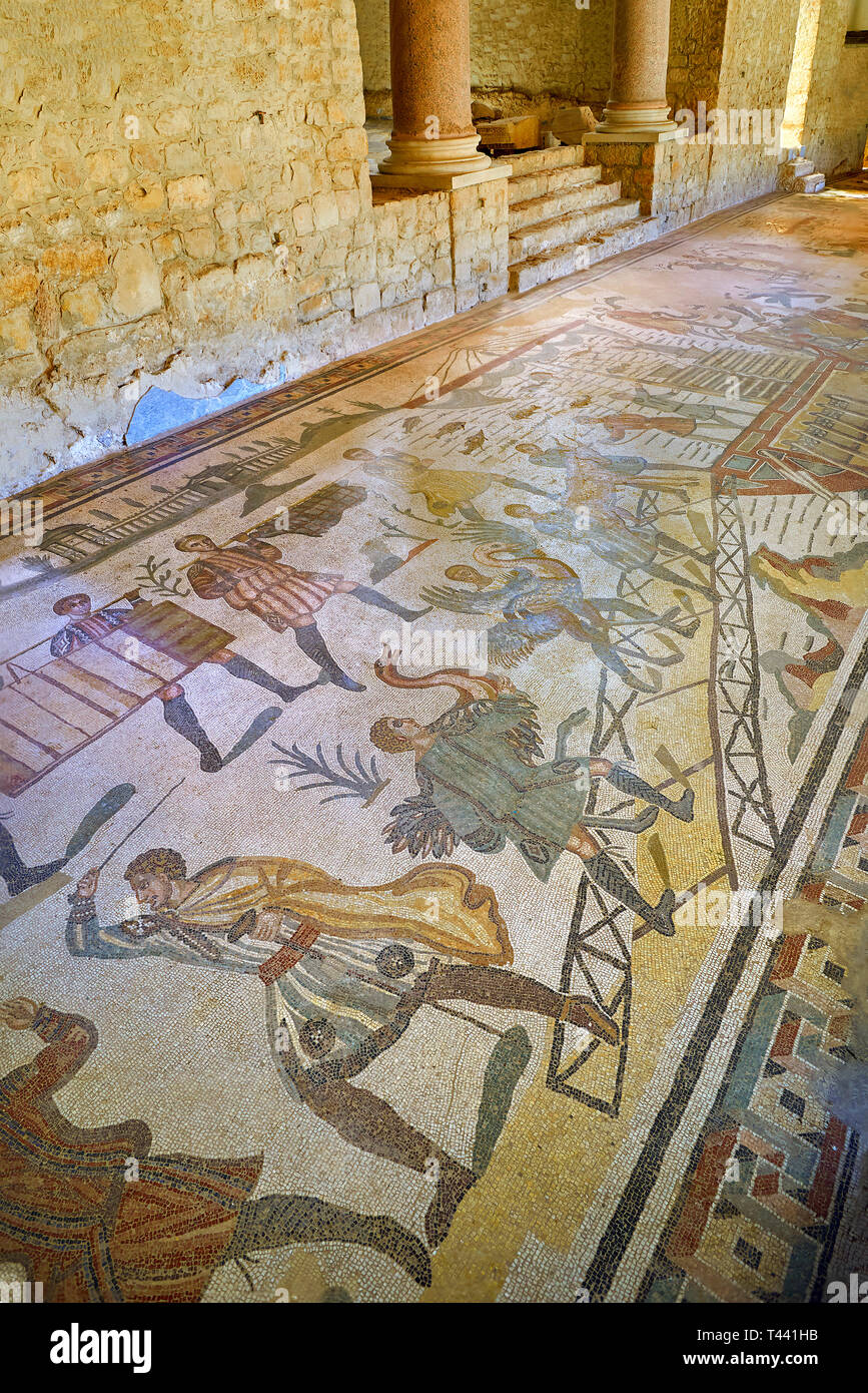 L'immagine allargata del deambulatorio corridoio della grande caccia mosaico romano e l'ingresso alla sala delle udienze, camera n. 28 presso la Villa Romana del Casa Foto Stock