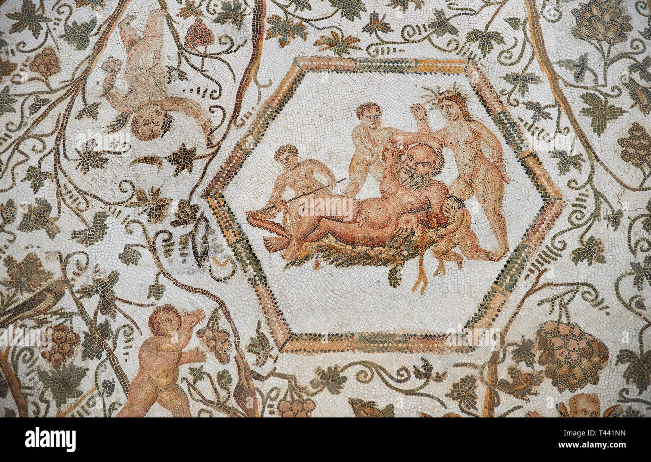 Foto di mosaici romani disegno raffigurante Silenus e Amorini, dalla casa di Sienus, antica città romana di Thysdrus. Iii secolo D.C. El Djem Arch Foto Stock