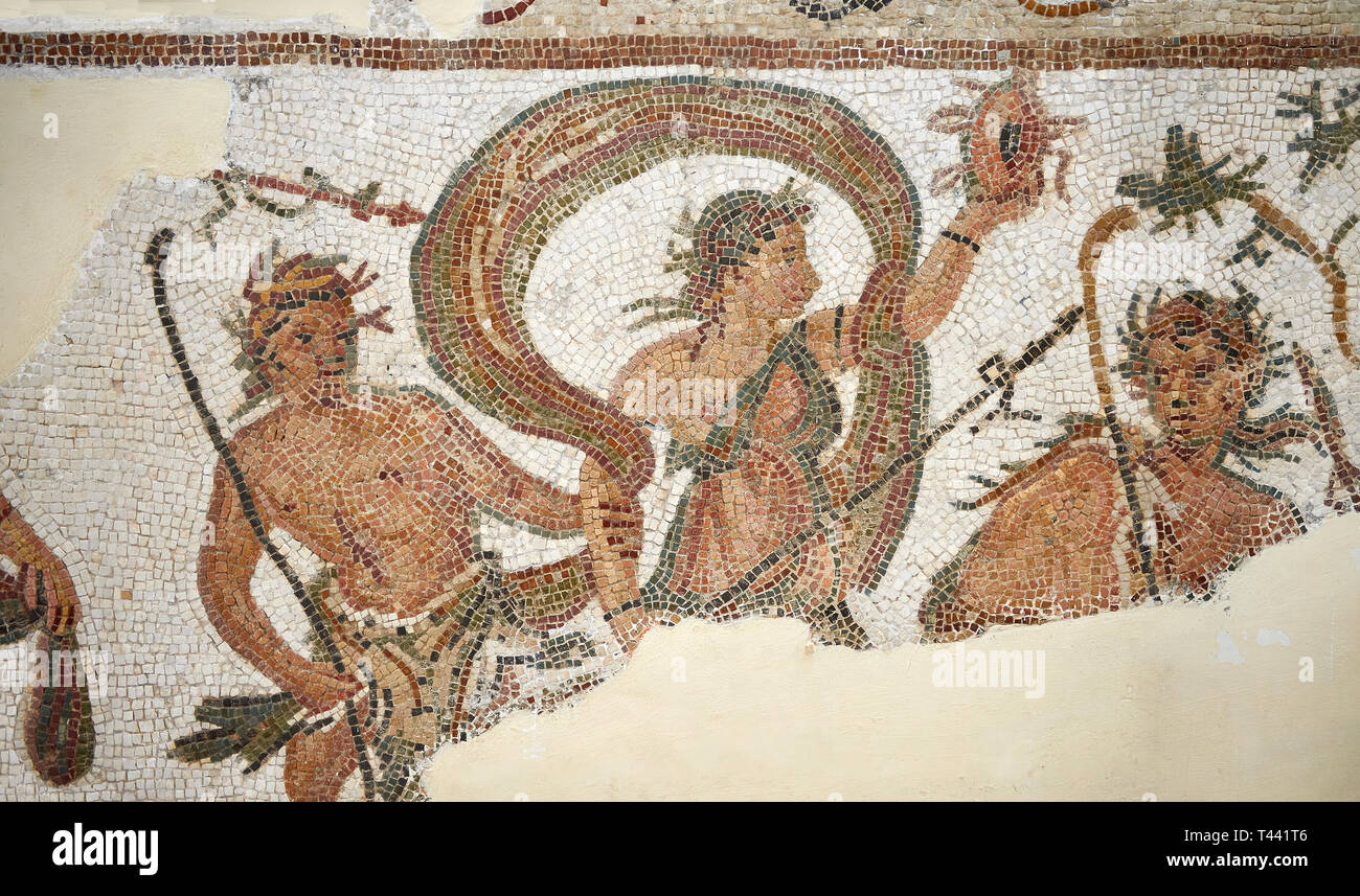 Foto di mosaici romani disegno raffigurante Bacchante, satiri e un pavone dancing, dall'antica città romana di Thysdrus. Iii secolo D.C. Casa di Foto Stock