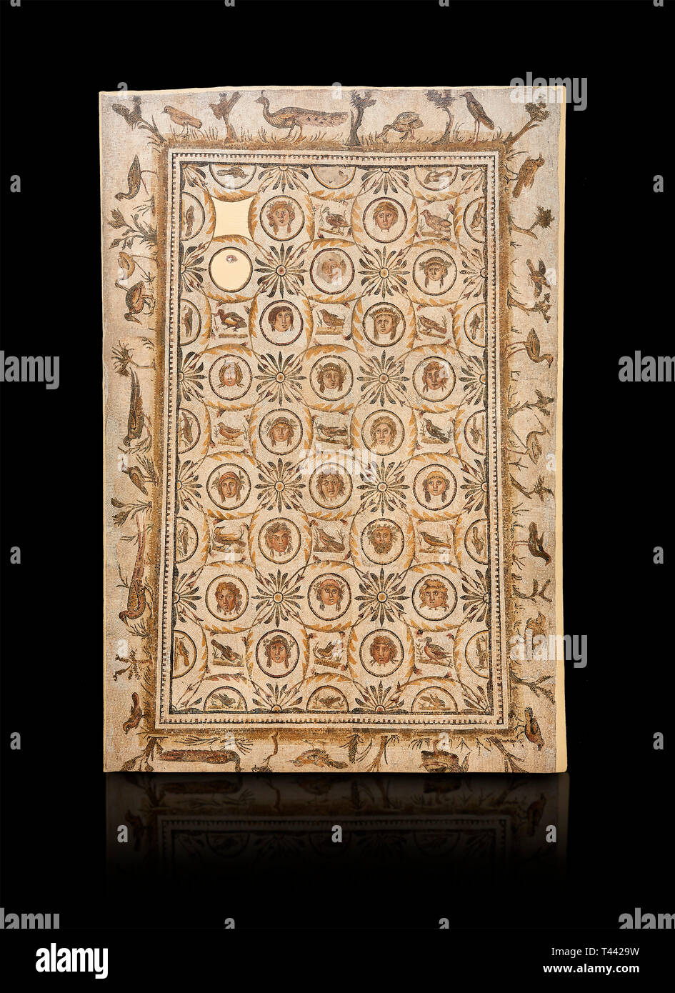 Immagine di un romano Dionysiac design mosaici raffiguranti maschere e uccelli, dall'antica città romana di Thysdrus. Iii secolo D.C., casa di Sileno. El D Foto Stock