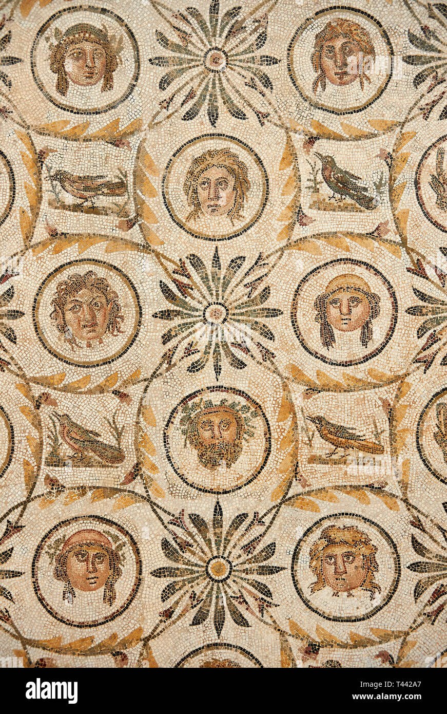 Immagine di un romano Dionysiac design mosaici raffiguranti maschere e uccelli, dall'antica città romana di Thysdrus. Iii secolo D.C., casa di Sileno. El D Foto Stock