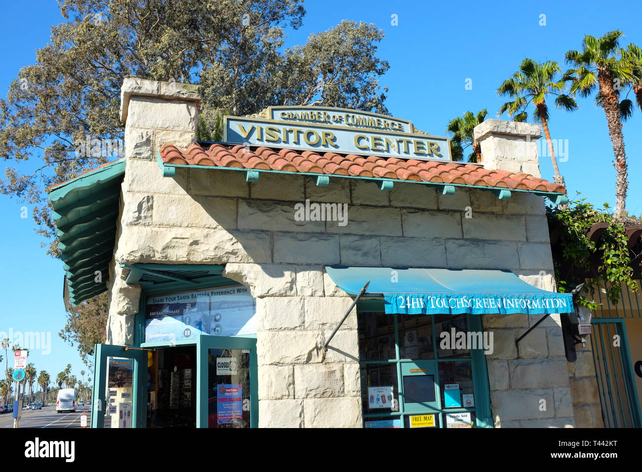 SANTA BARBARA, California - 12 Aprile 2019: Santa Barbara Camera di Commercio Visitor Center si trova sul lungomare un blocco da Stearns Whar Foto Stock