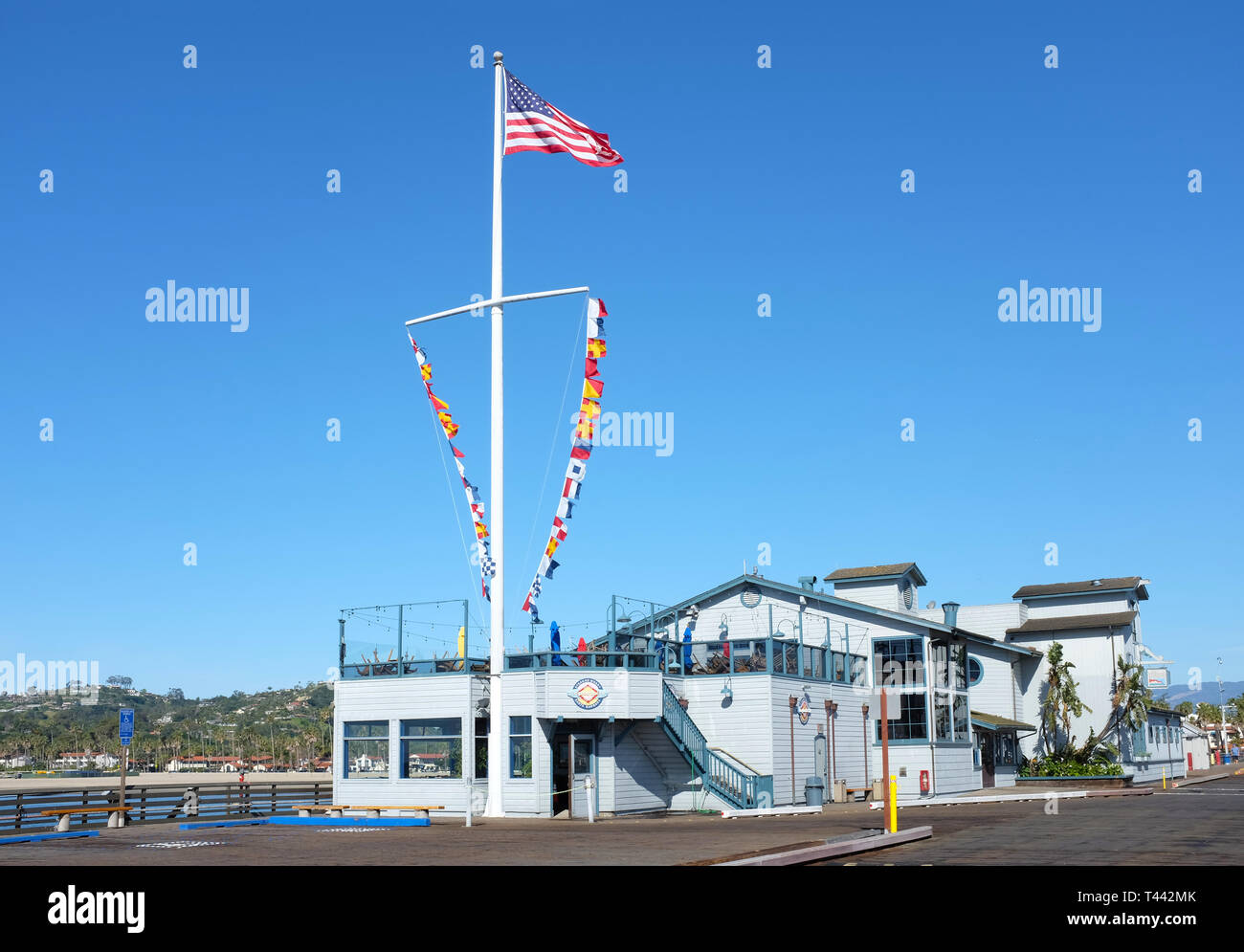 SANTA BARBARA, California - 12 Aprile 2019: Longboards Grill sulla Stearns Wharf, a family-friendly eatery serve hamburger, pesce e patatine, clam chowder Foto Stock