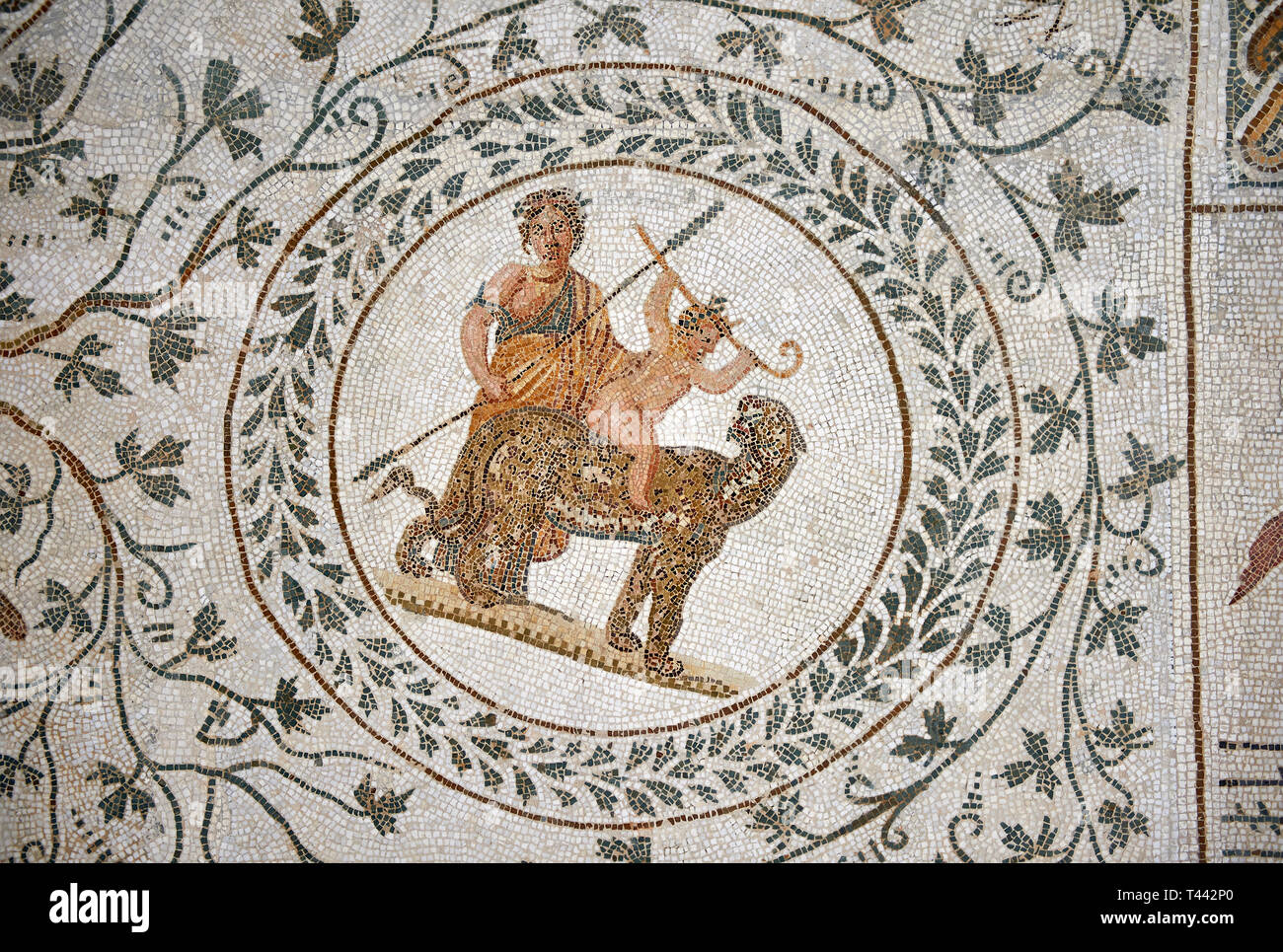 Immagine di un romano design mosaici raffiguranti scene della vita di Dioniso, in questo medaglione Dioniso è a cavallo di un panter, dall'antico Romano ci Foto Stock