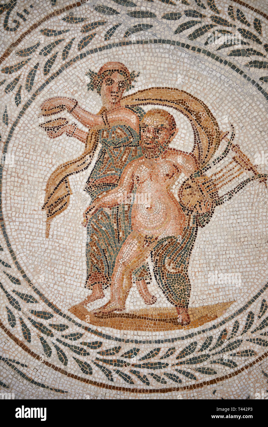 Immagine di un romano design mosaici raffiguranti scene della vita di Dioniso, In questo medaglione mosic Sienus sta portando una lira, dall'antica Roma Foto Stock