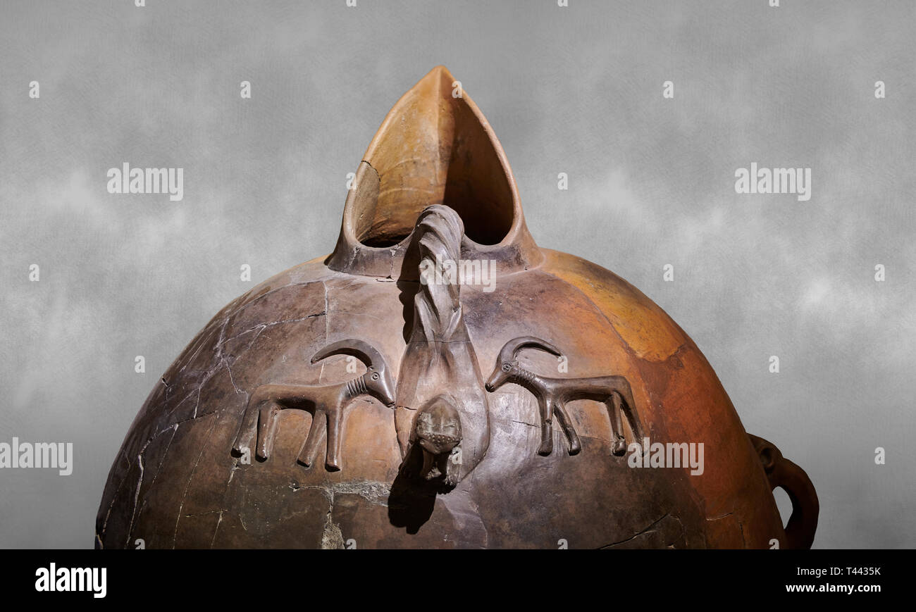 Hittita pithos con rilievi di animali - XVII - XVI secolo a.c. - Hattusa ( Bogazkoy ) - Museo della Civiltà anatolica, Ankara, Turchia . Contro Foto Stock