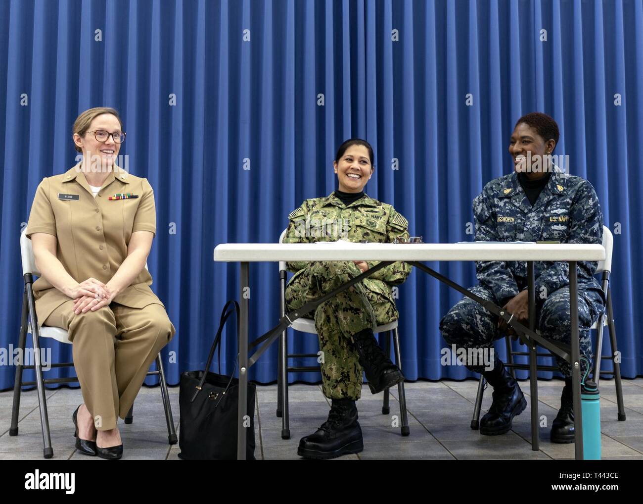 Giappone (13 marzo 2018) - Lt. La Cmdr. Laura Fluke, il personale chirurgo generale all'Ospedale Navale di Yokosuka, Navy Consigliere Master Chief Judith Jimenez e i sistemi di informazione tecnico Senior Chief Aquinor Hollingsworth della USS Ronald Reagan (CVN 76) discutere i loro suggerimenti per il bilanciamento di una carriera professionale con la vita familiare a donne Trailblazing in mare simposio, Marzo 13. Il Simposio, organizzato da USS Ronald Reagan (CVN 76)'S Nancy's Real Talk Nessun rango gruppo femminile e il comando del comitato di diversità, presenti anche leader femmina presentazioni e opportunità di mentoring. Le attività della flotta Yokosuka provi Foto Stock