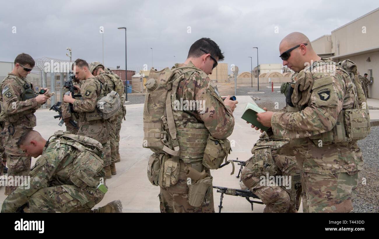 Stati Uniti Soldati assegnato all'Africa orientale Forza di risposta (EARF), distribuito a sostegno delle Combined Joint Task Force-Horn dell Africa, condotta pre-lotta contro i controlli durante la distribuzione di un esercizio di risposta a Camp Lemonnier, Gibuti, Marzo 13, 2019. Il EARF fornisce un ampia gamma di rapidamente dispiegabile capacità militari per proteggere gli interessi americani sul continente africano deve qualsiasi minaccia derivano. Foto Stock