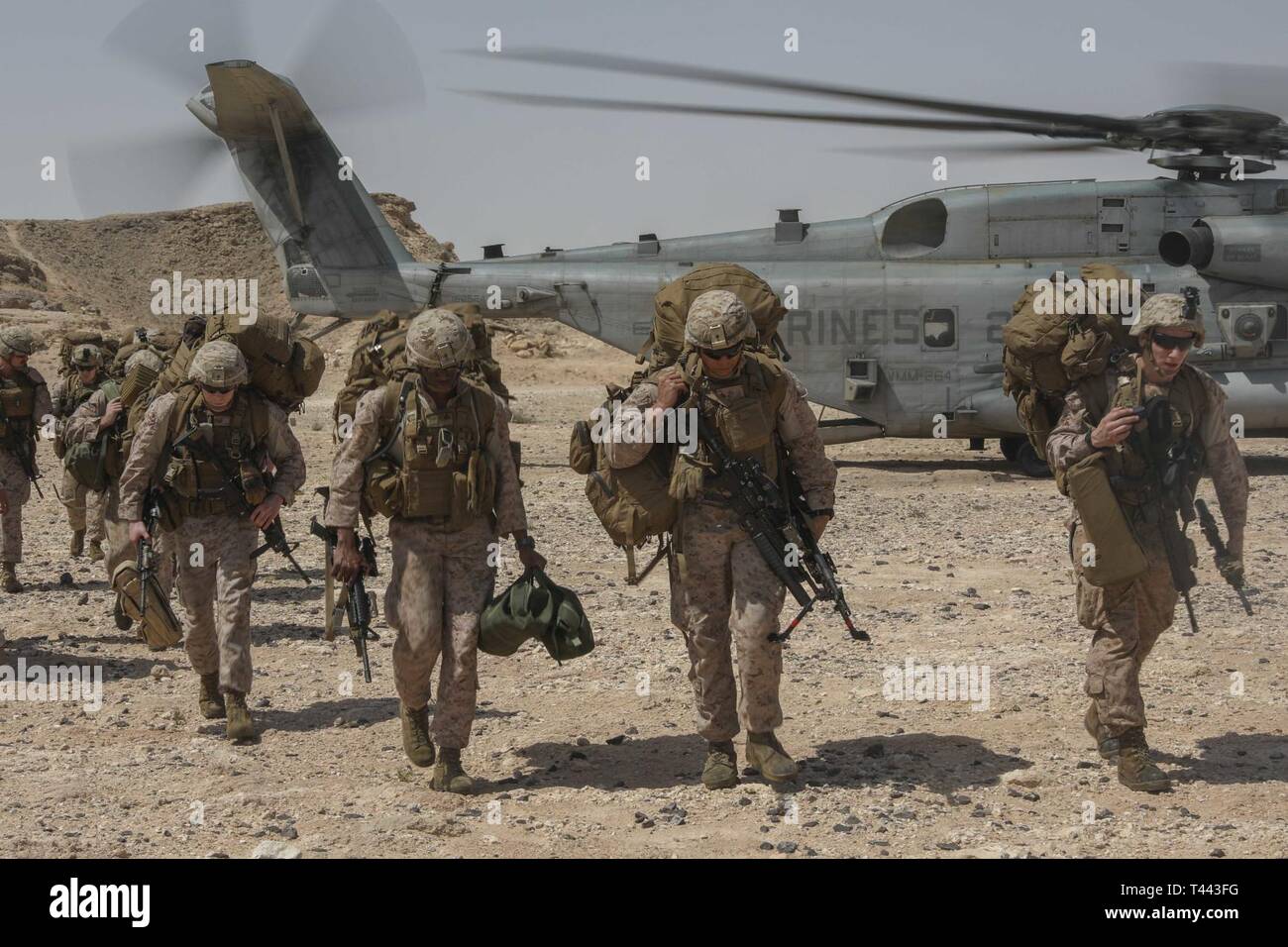 Stati Uniti Comando centrale AREA DI RESPONSABILITÀ (13 marzo 2019) DEGLI STATI UNITI Marines con il ventiduesimo Marine Expeditionary Unit ingranaggio di trasporto al di fuori di un CH-53E Super Stallion dopo uscire dall'Wasp-Class Amphibious Assault nave USS Kearsarge (LHD-3) a condurre attività di formazione. Kearsarge è l'ammiraglia per il Kearsarge Amphibious Ready e di gruppo con il ventiduesimo imbarcato MEU, è distribuito negli Stati Uniti Quinta Flotta area di operazioni a sostegno di operazioni navali per garantire stabilità marittimo e la sicurezza nella regione centrale di collegamento del Mediterraneo e del Pacifico attraverso l'Oceano Indiano occidentale e tre s Foto Stock