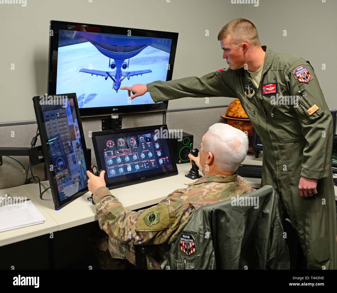 Air National Guard direttore, Lt. Gen. Scott riso istruzione ricevuta da 134ARW boom operatore, Tech. Sgt. Zach Dailey sul braccio simulatore durante una visita a McGhee Tyson ANG Base. Tech. Sgt. Dailey è un braccio operatore con la 151st Air Refuelling Squadron. Foto Stock