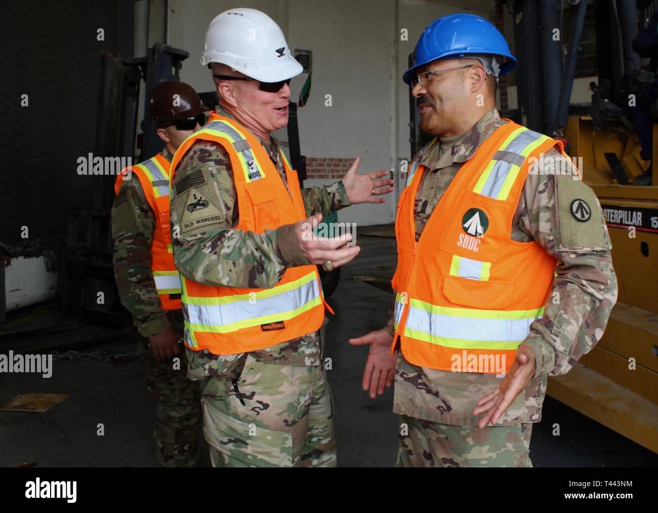 Col. Michael T. Moore, 595th trasporto comandante di brigata, e il comando Sgt. Il Mag. Mario F. Miranda, 1173d trasporto battaglione, condividere un momento durante un recipiente simultanea scarica il funzionamento del porto di Shuaiba, Kuwait, 13 marzo 2019. Foto Stock