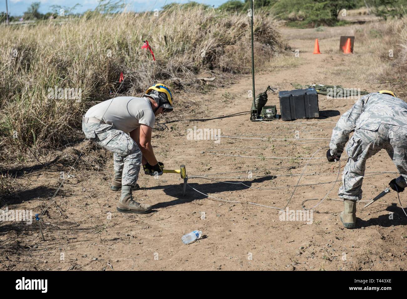 Stati Uniti Avieri dal 271st combattere Communications Squadron, Pennsylvania Air National Guard e la 156Communications Volo, Puerto Rico ANG, il picchetto verso il basso un filo di messa a terra per una alta frequenza antenna radio durante la vigile protezione 13 marzo 2019, presso il Camp Santiago in Salinas, Puerto Rico. Il aviatori erano parte del comune sito incidente la capacità delle comunicazioni le squadre che hanno fornito le comunicazioni di rete per il comando e controllo e gli elementi di medico durante l'esercizio. Foto Stock