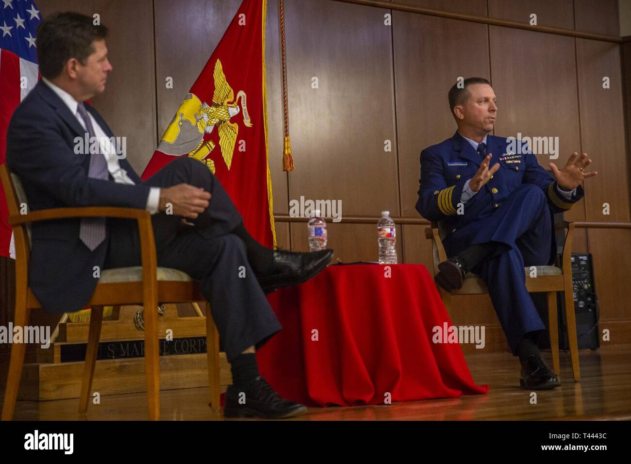 Il cap. William E. Watson, destra, capo dipartimento delle risorse e la gestione delle prestazioni della divisione, parla di Marines e sulla costa guardie durante un municipio al Marine Corps il meccanismo di sostegno di New Orleans, Marzo 14, 2019. Clayton ha visitato MARCORPSPTFAC ad impegnarsi con Marines e sulla costa guardie circa la loro capacità di corrente e di discutere una serie di argomenti per includere la responsabilità finanziaria, saggio di investire e di evitare le frodi. Foto Stock