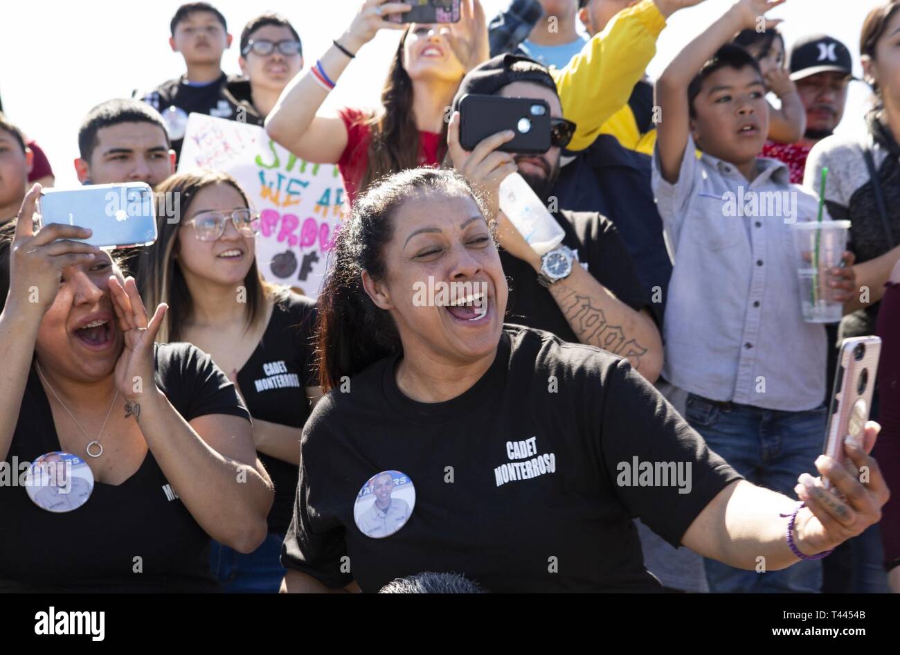 La famiglia e gli amici il tifo per Sunburst sfida della gioventù Academy Cadet Samuele a Monterroso durante l'accademia della classe 23 la Giornata della Famiglia, 16 marzo 2019, a forze congiunte Training Base, Los Alamitos, California. Più di 200 ragazzi, 16-18 anni, nella classe 23 sono circa a metà strada attraverso Sunburst 5.5 del mese programma residenziale che si concentra su accademici, competenze per la vita, leadership, impostazione obiettivo e il successo. Foto Stock