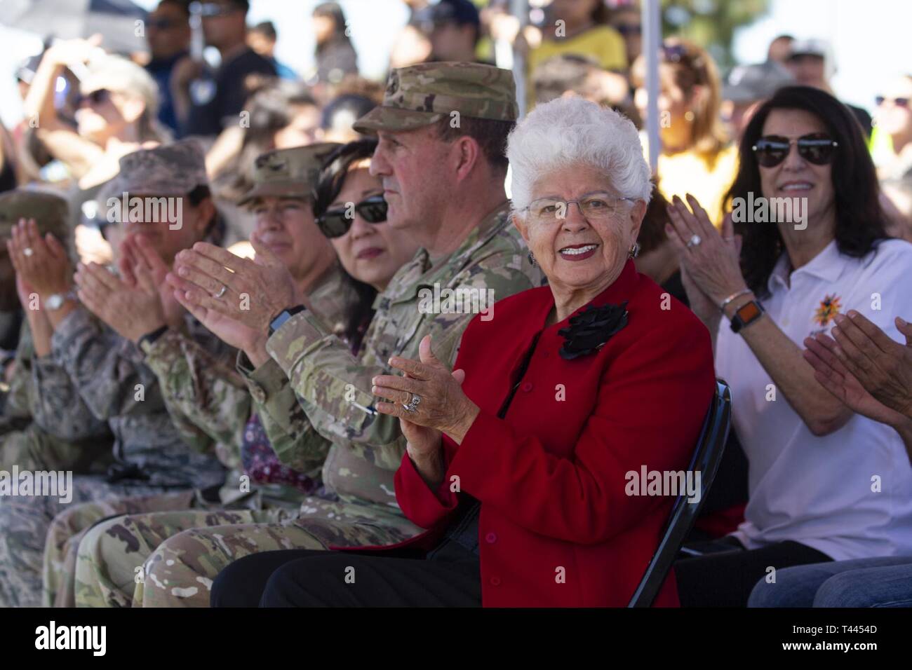 Sost. Grazia Napolitano, della California trentaduesima quartiere congressuale, tubicini come cadetti da Sunburst sfida della gioventù Academy marzo sul tampone di perforazione, 16 marzo 2019, durante l'Accademia della classe 23 la Giornata della Famiglia, 16 marzo 2019, a forze congiunte Training Base, Los Alamitos, California. Più di 200 ragazzi, 16-18 anni, nella classe 23 sono circa a metà strada attraverso Sunburst 5.5 del mese programma residenziale che si concentra su accademici, competenze per la vita, leadership, impostazione obiettivo e il successo. Foto Stock