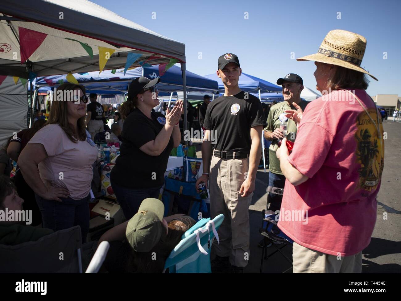 Sunburst sfida della gioventù Academy Cadet Nicholas Nygryn di Buena Park, California, Centro introduce uno dei suoi insegnanti, a destra per sua madre, Angie Bonilla, la seconda da sinistra, durante l'accademia della classe 23 la Giornata della Famiglia, 16 marzo 2019, a forze congiunte Training Base, Los Alamitos, California. Più di 200 ragazzi, 16-18 anni, nella classe 23 sono circa a metà strada attraverso Sunburst 5.5 del mese programma residenziale che si concentra su accademici, competenze per la vita, leadership, impostazione obiettivo e il successo. Foto Stock