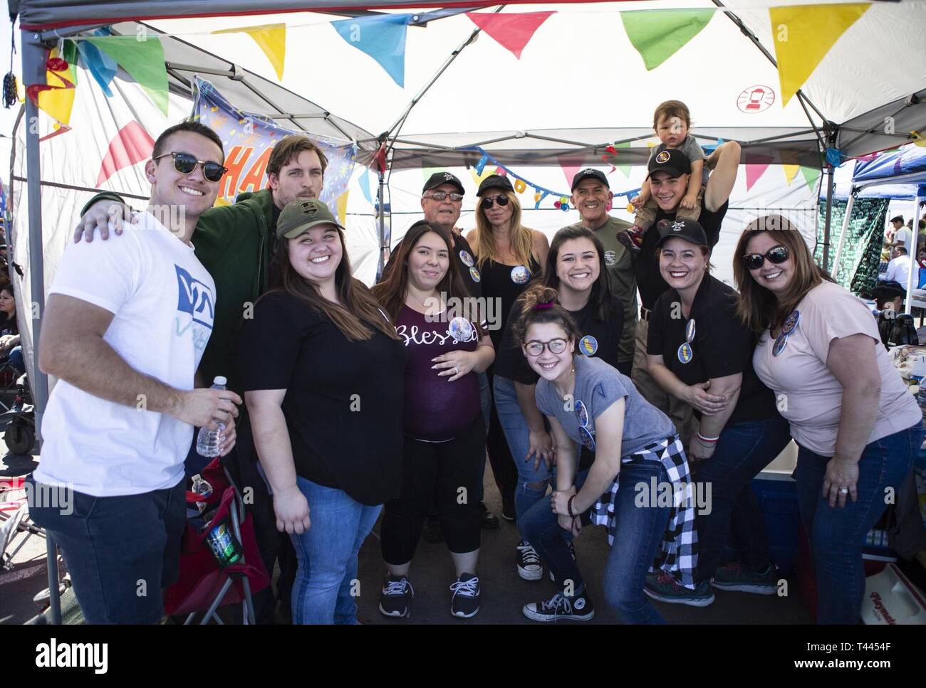 Sunburst sfida della gioventù Academy Cadet Nicholas Nygryn di Buena Park, California, posteriore destra, è circondato da familiari e amici che hanno tenuto una improvvisata xvii festa di compleanno per lui durante l'accademia della classe 23 la Giornata della Famiglia, 16 marzo 2019, a forze congiunte Training Base, Los Alamitos, California. Più di 200 ragazzi, 16-18 anni, nella classe 23 sono circa a metà strada attraverso Sunburst 5.5 del mese programma residenziale che si concentra su accademici, competenze per la vita, leadership, impostazione obiettivo e il successo. Foto Stock
