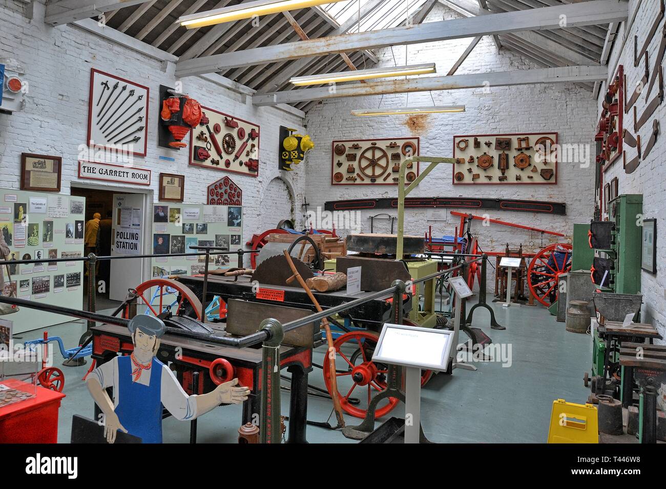 Visualizzazione delle macchine agricole al Long Shop Museum, a Leiston, Suffolk, Regno Unito - hanno utilizzato per rendere i macchinari in fabbrica Foto Stock