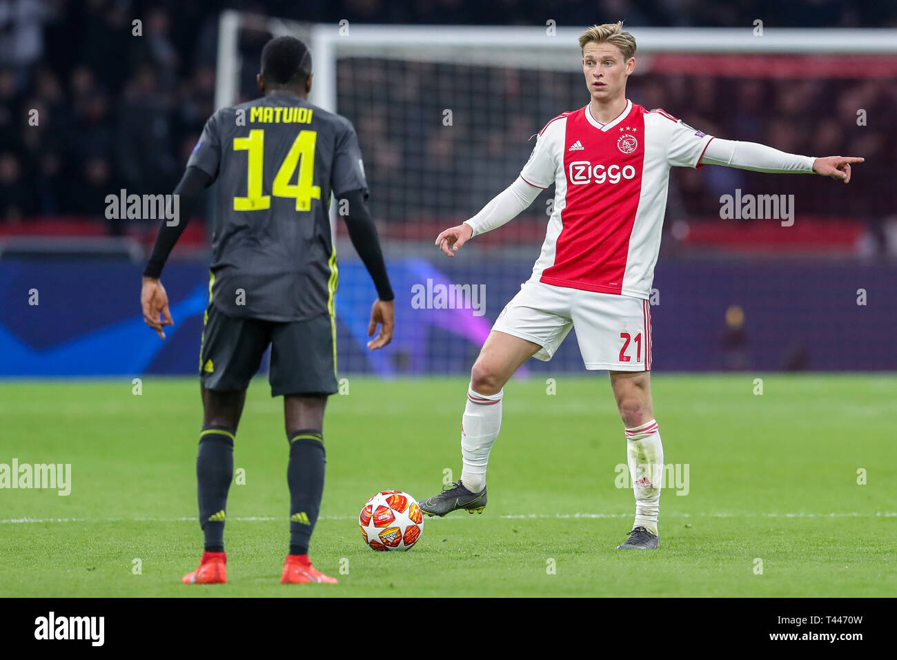 Decimo giorno di aprile 2019 Amsterdam, Paesi Bassi partite di Champions League Ajax v Juventus Blaise Matuidi della Juventus, Frenkie de Jong di Ajax Foto Stock