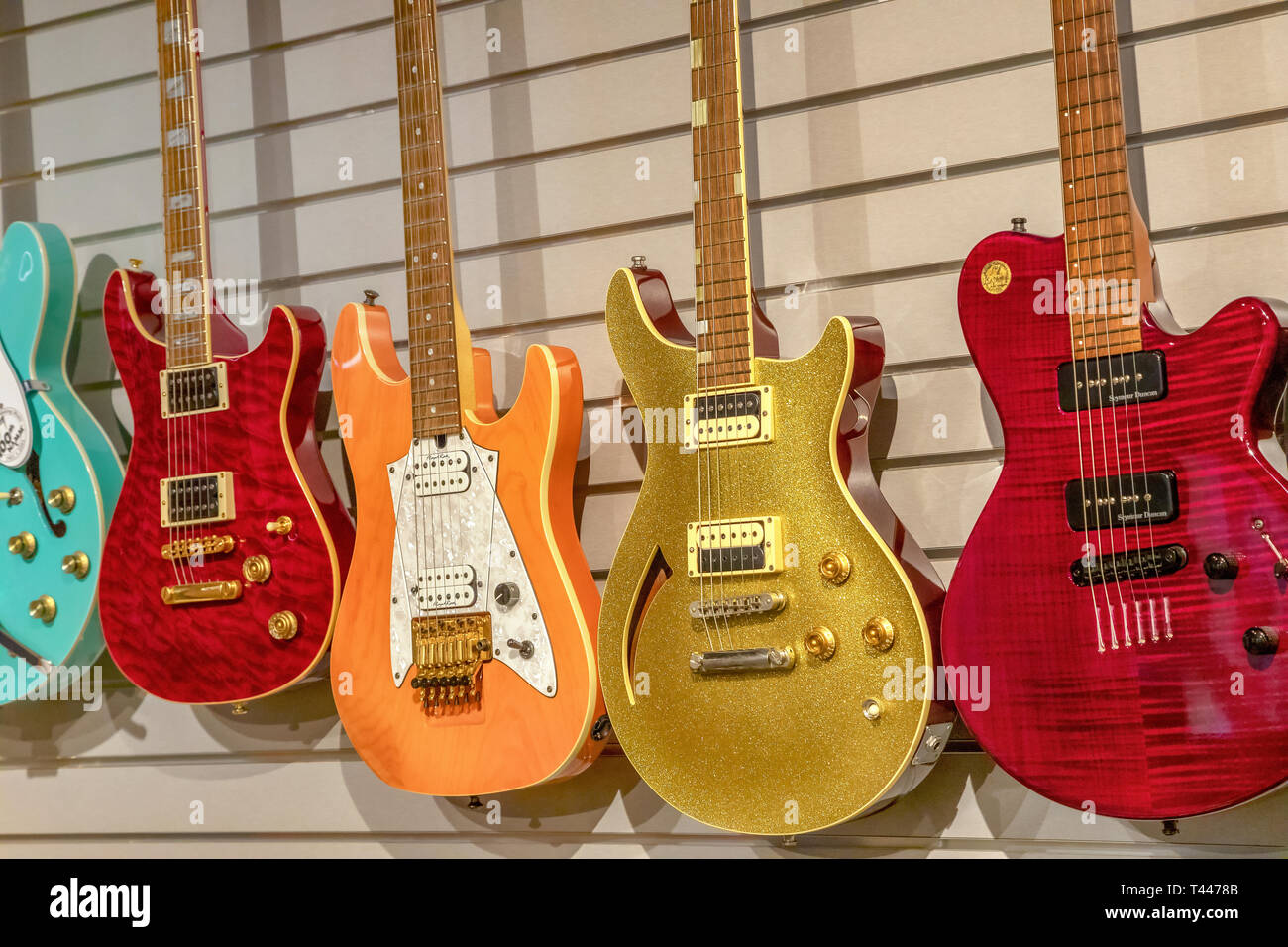 Cinque chitarre elettriche Foto Stock