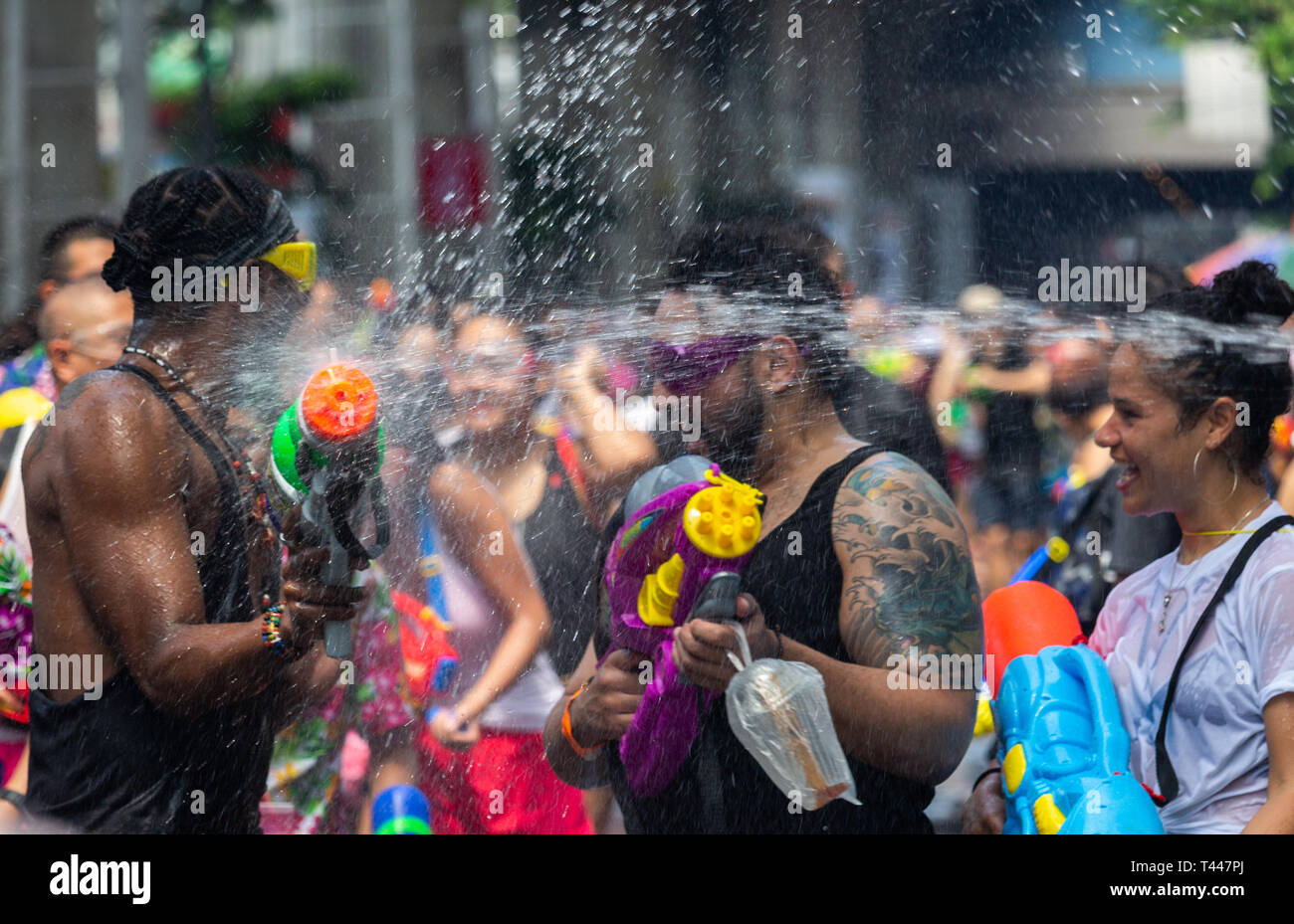 Bangkok, Tailandia - 12 Aprile 2019: Acqua lotta per le strade del quartiere di Silom come parte del Songkran festival, il Thailandese anno nuovo celebratio Foto Stock