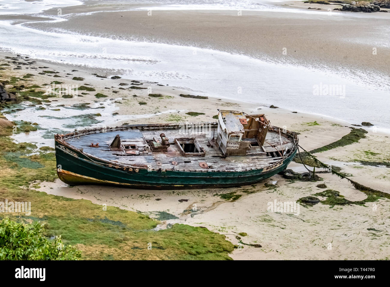 Una nave relitto giace sulla spiaggia di Cruit Island, Donegal - Irlanda. Foto Stock