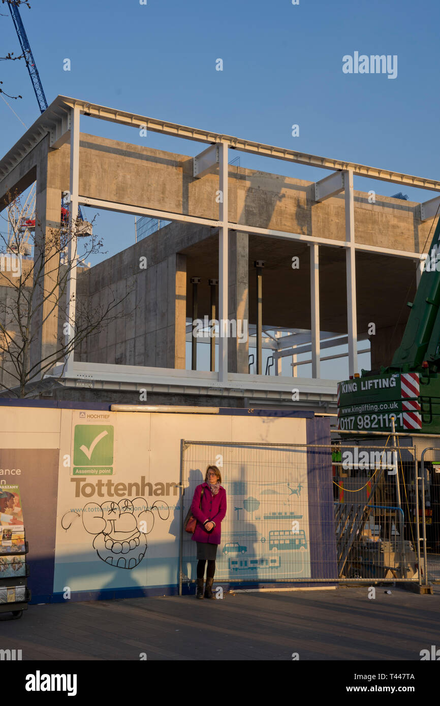 Lavori di rinnovo fino alla stazione di Tottenham Hale in treno e la stazione della metropolitana vicino a Tottenham Spurs football Stadium di Londra,l'Inghilterra,UK Foto Stock