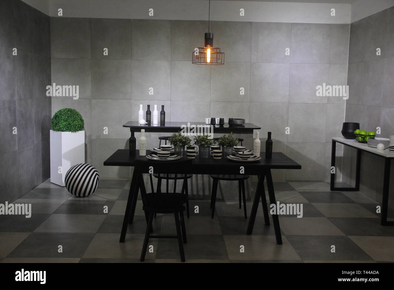 Minimalista sala da pranzo interno aggiunge all'elegante impressione di una casa Foto Stock
