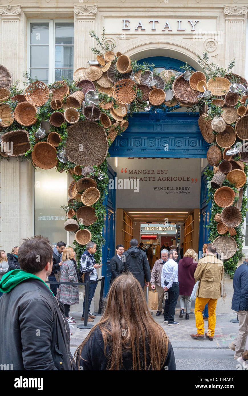 Una apertura di Eataly, una grande food hall con una varietà di ristoranti, cibo e bevande contatori, panificio, articoli di vendita al dettaglio nel 2019, Parigi, Francia Foto Stock