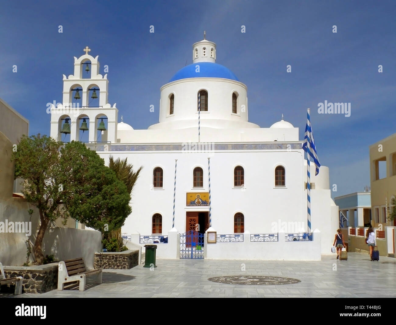 La chiesa di Panaghia di Platsani sulla Caldera Square, villaggio di Oia - Santorini Island, Grecia Foto Stock