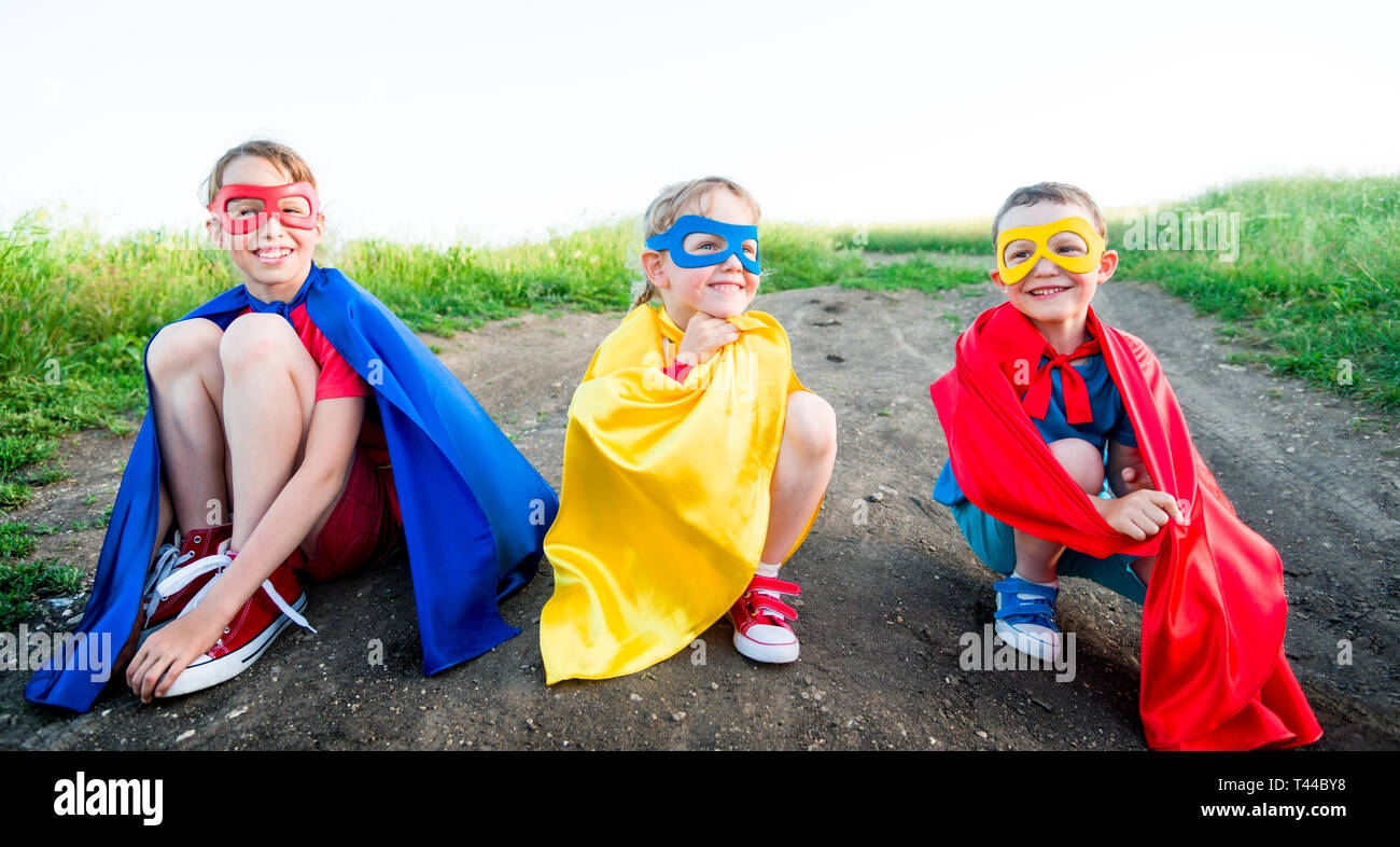 I bambini che agisce come un super eroe Foto Stock