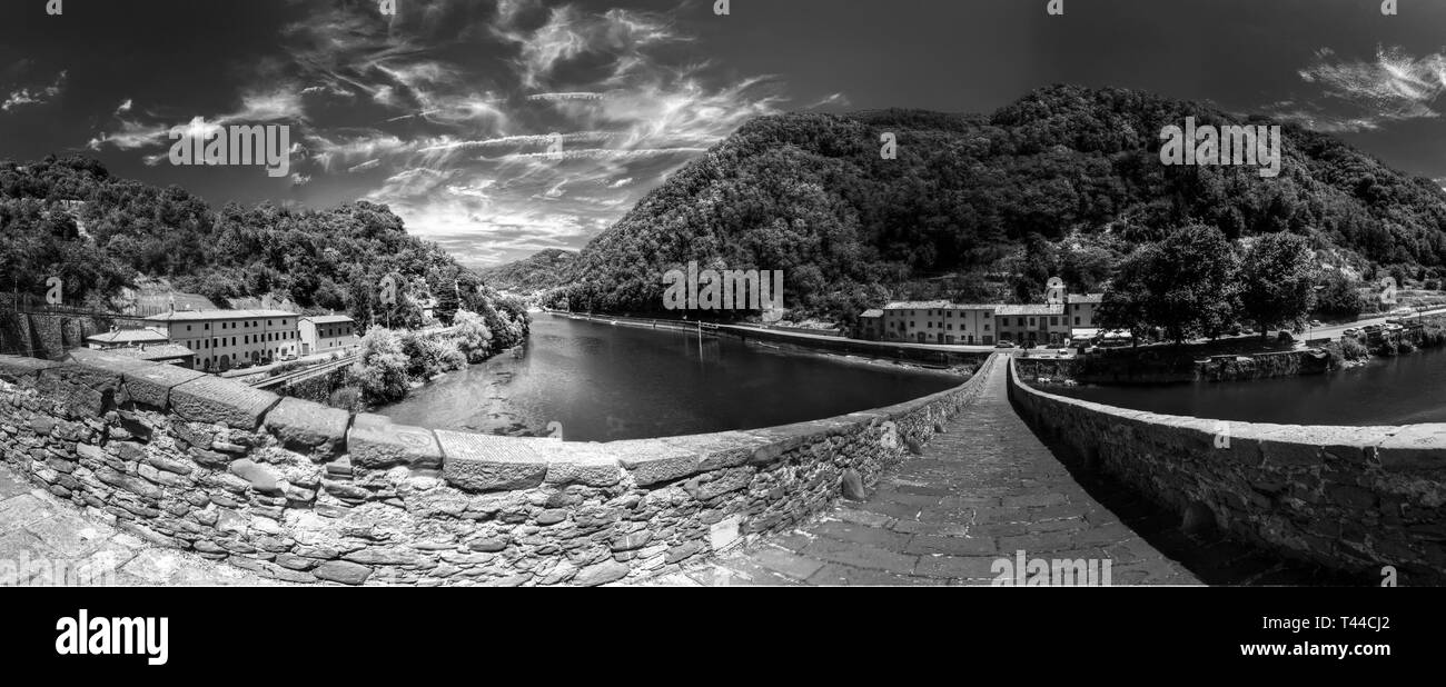 Vista dal Ponte della Maddalena a Borgo a Mozzano, humped medievale Ponte della Toscana in provincia di Lucca Foto Stock