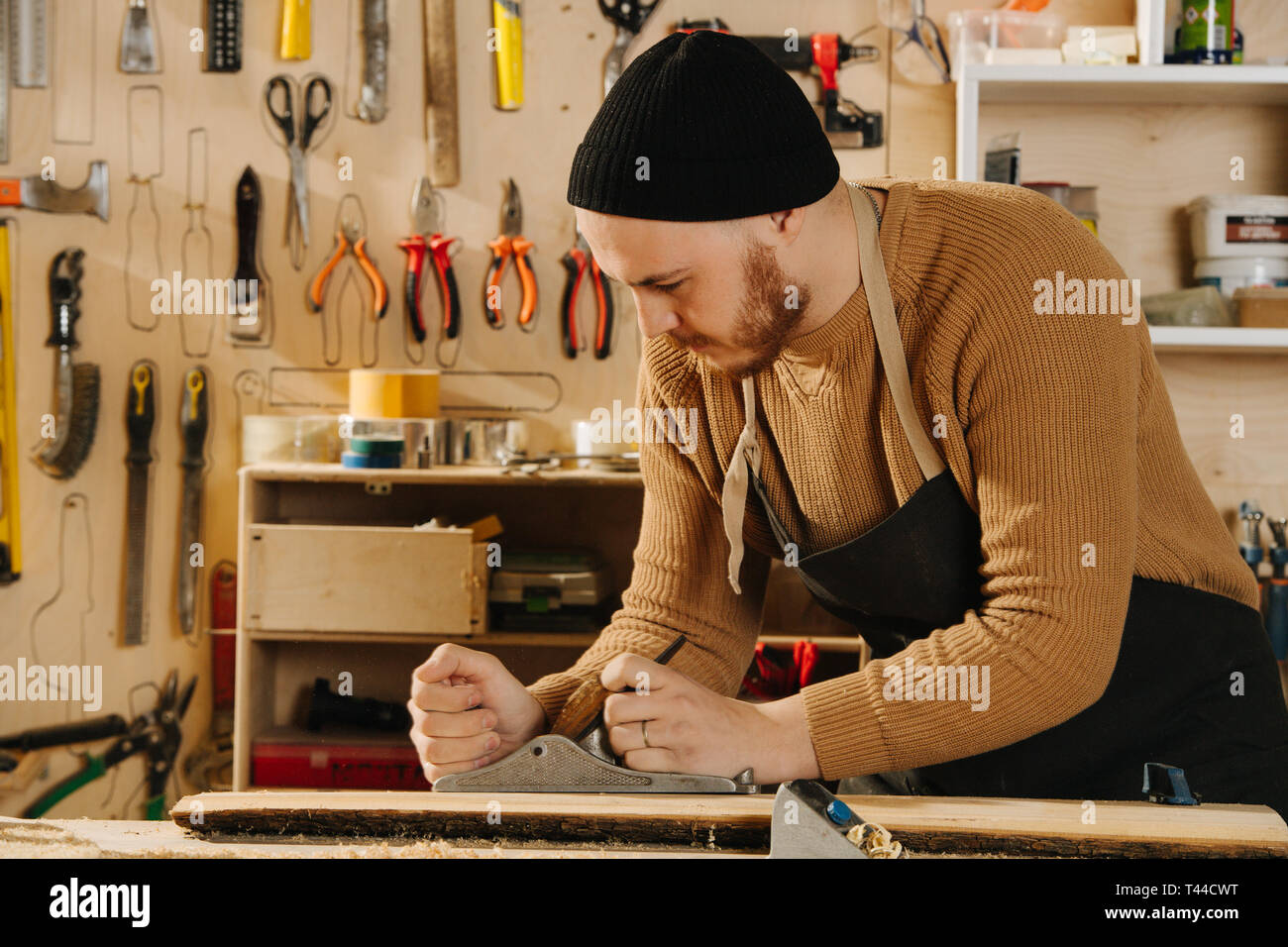 Falegname è rendere mobili su ordine in un workshop. Foto Stock